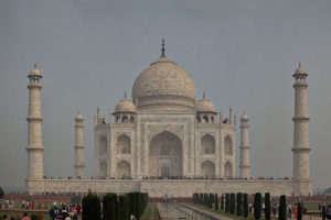 taj-mahal-in-agra-travel